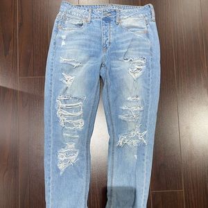 WOMENS AE DISTRESSED BOYFRIEND JEANS